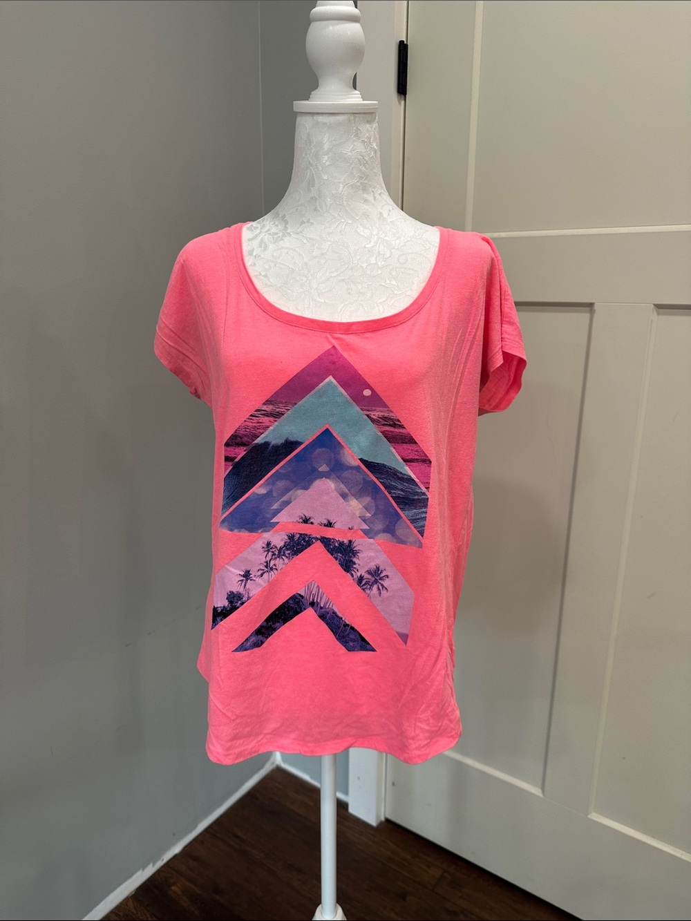 American Eagle Outfitters Pink Graphic Scoop Neck Tee